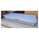 RUBBERMAID STORAGE CONTAINER W/2 TRAYS