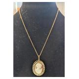 VTG CAMEO PENDANT NECKLACE MARKED 'SIMMONS'