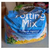 MIRACLE GRO POTTING MIX- 1/2 BAG
