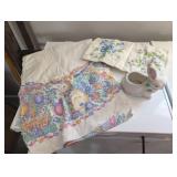 3 PC VTG TABLE LINENS, EASTER THEME, CERAMIC BUNNY