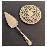 2PC SILVER TONE TRIVET W/ENGRAVED 'P' & PIE SERVER