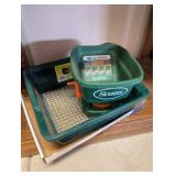 SCOTT'S TURF BUILDER SEED SPREADER & 2-IN-1 SIEVE