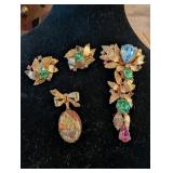 VTG GOLD TONE JEWELED BROOCH, EARRING SET, OTHER