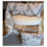 GREY/WHITE KING SZ BEDSPREAD W/SHAMS & THROW