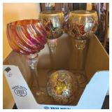 4PC PEDESTAL CANDLE HOLDERS & CRACKLED GLASS LIGHT