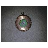 14 kt gold pendant award 1' wide 8 grams weight.