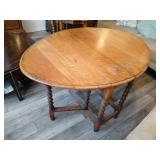 Gate leg dropleaf, antique table 36 / 48.