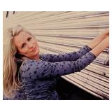 Country Music Star Deana Carter unsigned photo