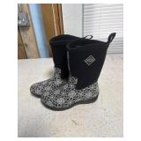 Size 7 muck boots
