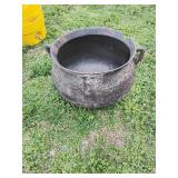 Cast iron cauldron/stewpot