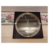 Bulova wall clock, battery operated
