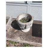 Round concrete planter