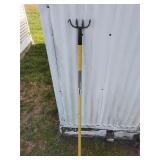 Weeding hoe w/ fiberglass handle