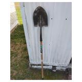 Spade tip shovel