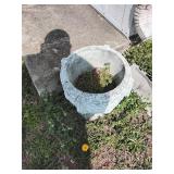 Round concrete planter