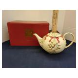 Lenox mistle toe & berries teapot