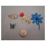 Brooch lot