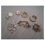 Brooch lot