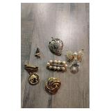 Brooch lot