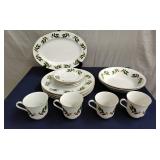 Mogi porcelain holly berry holiday dinnerware