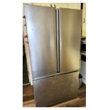Hisense refrigerator and freezer * needs cleaning