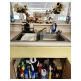 Lot of kitchen decor & cleaning supplies SEE DESC