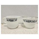 Pair of collectible Pyrex sugar and creamer Pair of collectible Pyrex sugar and creamer