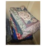 Lot of miscellaneous blankets