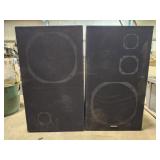 2 Magnavox speakers