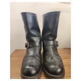 Black leather biker boots LOOKS LIKE WOMENS