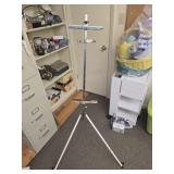 Metal tripod easel