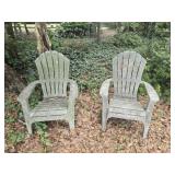 Lot of 2 plastic outdoor chairs