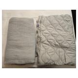 Lot of 2 grey blankets