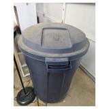 Roughneck 32 gallon trashcan