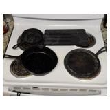 Set of 4 Cast Iron Cookware NO NAMES
