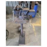 Central Force Vise on Steel Stand