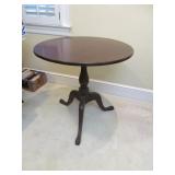 Queen Anne Round Accent Side Table 30' Diam