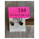 Mia collection pierced earrings light green