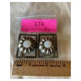 Vintage metal belt buckle daisy pattern