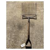 Vintage 12 ton hayfork about 4 feet long