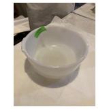 Vintage sunbeam glass bake bowl. 9 inches wide 5