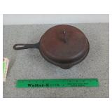 724- Griswold #5 cast iron skillet with lid