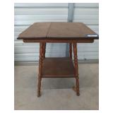 Cute wooden side table, needs a little repair,