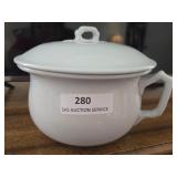 Making chamber pot with lid chip has been repaired