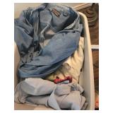 Tub with lid full of ladies XL clothes