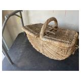 Round picnic basket 15 in x 12 in x 15 in .