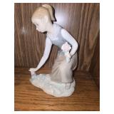 LLADRO 'Girl gathering flowers' 8.5'