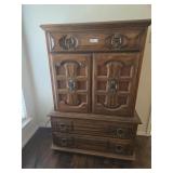 Pecan gentleman's upright pecan gentlemen's