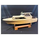 Dumas Boat Trojan Cabin Cruiser 1:12