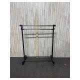 Extendable double-tier garment rack made of black
